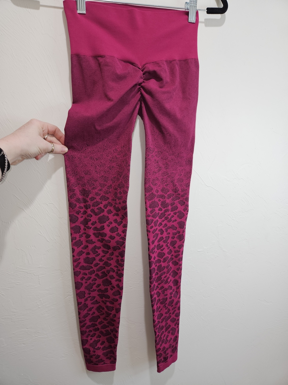 ABS2B Wild Seamless Magenta Scrunch Leggings Small Leopard Cheetah Print Gym - Picture 7 of 11
